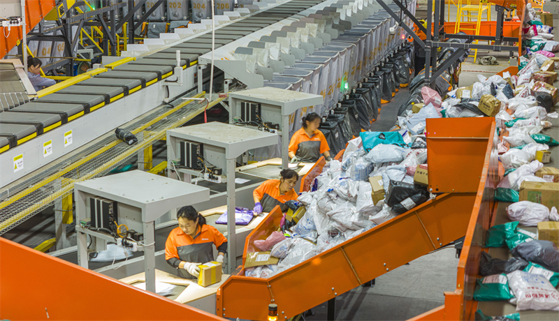 Jiangsu : le tri des colis express bat son plein à Suqian pour répondre aux besoins de livraison des consommateurs