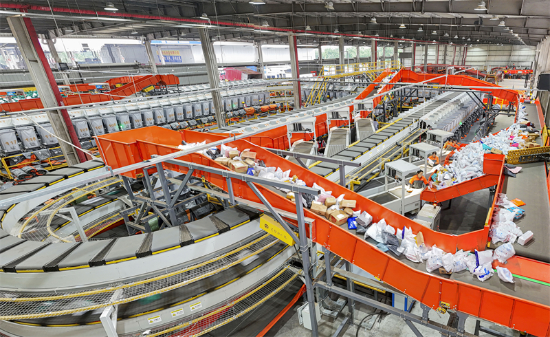 Jiangsu : le tri des colis express bat son plein à Suqian pour répondre aux besoins de livraison des consommateurs