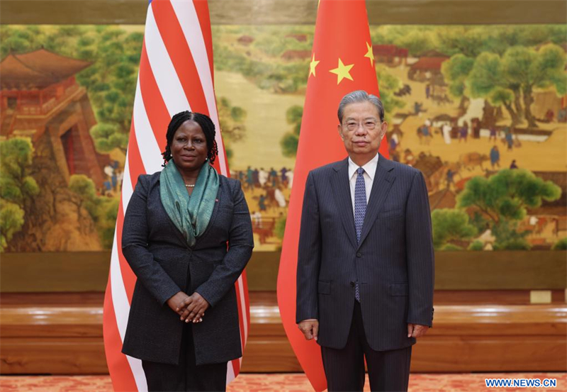 Le plus haut législateur chinois rencontre la présidente par intérim du Sénat libérien