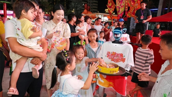 Se concentrer sur « le petit et le beau », la manière dont la Chine favorise les avantages technologiques pour le peuple                    « Photon » prépare de délicieux sandwichs, « Wangda » nettoie le bureau, « Mozi » range et plie les vêtements efficacement et avec précision, tandis qu'« Alpha Egg » raconte des histoires et enseigne l'anglais... 