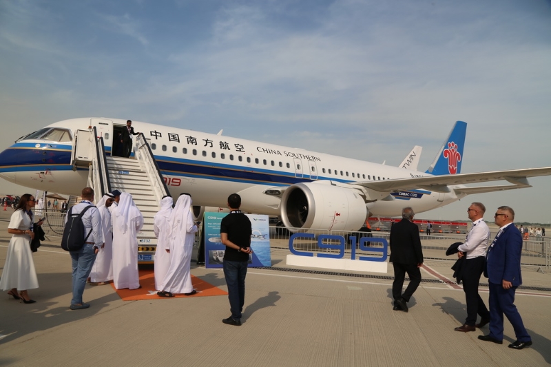 Le gros avion de ligne chinois C919 fait ses débuts au Salon aéronautique de Dubaï 2025