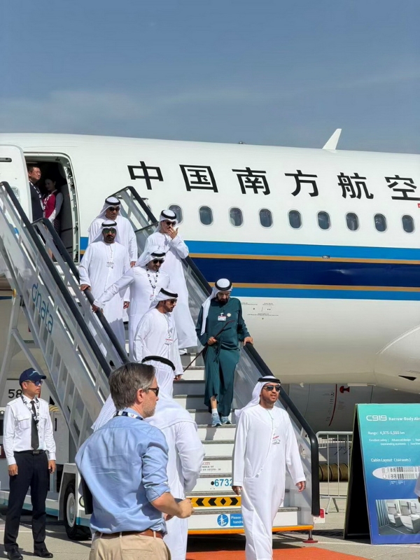 Le gros avion de ligne chinois C919 fait ses débuts au Salon aéronautique de Dubaï 2025