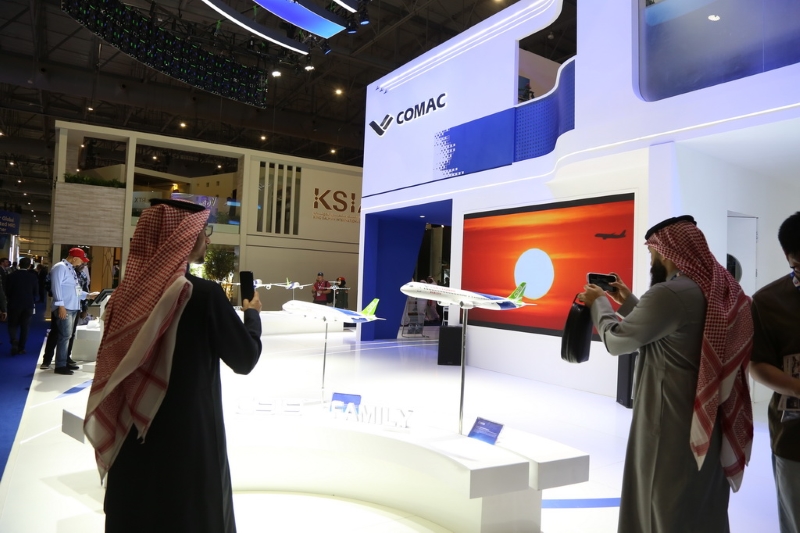 Le gros avion de ligne chinois C919 fait ses débuts au Salon aéronautique de Dubaï 2025