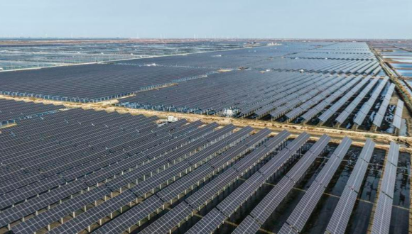 La Chine a connu une transition énergétique verte et à faibles émissions de carbone rapide entre 2021 et 2025                    Selon Wang Hongzhi, directeur de l'Administration nationale de l'énergie (NEA), au cours de la période du 14e Plan quinquennal (2021-2025), la Chine a vu sa transition énergétique verte et à faibles émissions de carbone s'accélérer au rythme le plus rapide, ajoutant qu'au cours de cette période, l'électricité verte a représenté un tiers de la consommation totale d'électricité de la Chine.