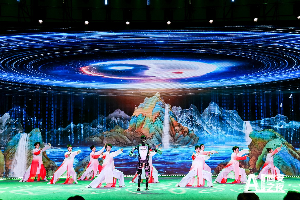 Kuafu, un robot à IA, fait une démonstration de taï-chi avec des élèves sur scène. (Zou Xing / Le Quotidien du Peuple en ligne)