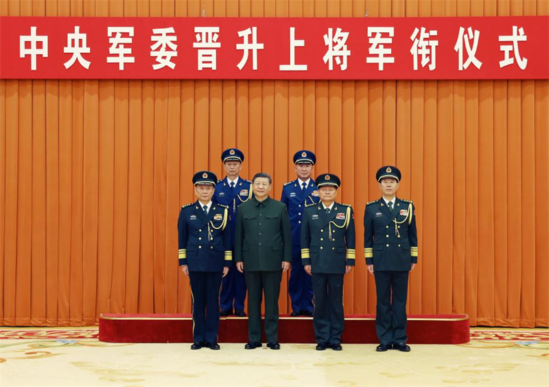 Xi Jinping remet des certificats d'ordre pour promouvoir deux officiers militaires au grade de général