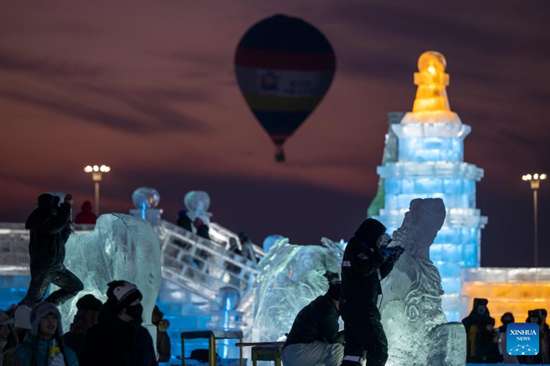 Heilongjiang : les concurrents brillent au 37e Concours international de sculpture sur glace de Harbin