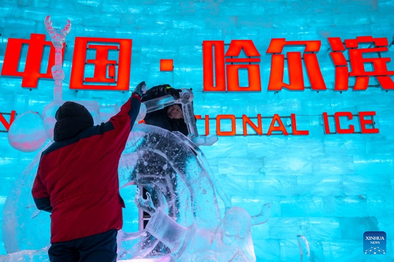 Heilongjiang : les concurrents brillent au 37e Concours international de sculpture sur glace de Harbin