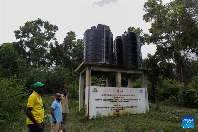 Là où l'eau potable coule, la maladie recule : les efforts chinois de lutte contre la bilharziose sauvent des vies à Zanzibar