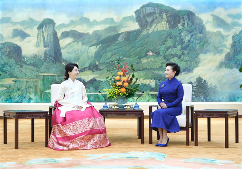 Peng Liyuan discute autour d'un thé avec l'épouse du président de la République de Corée