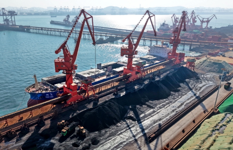 Shandong : le port de Qingdao assure la réception et le déchargement du charbon thermique pour garantir l'approvisionnement en énergie
