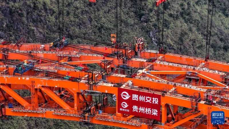 Guizhou : le pont de l'autoroute Anpan sur la rivière Guniu fermé avec succès