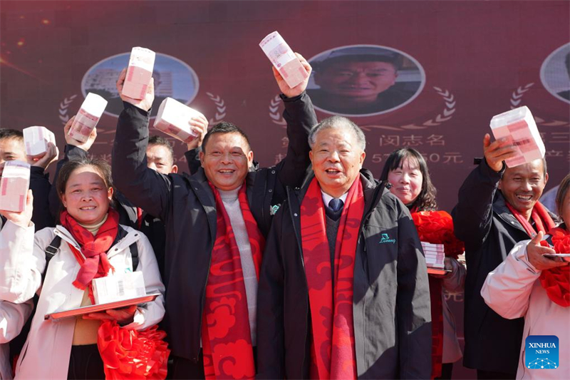 Jiangxi : un événement de distribution de bonus de fin d'année aux agriculteurs exceptionnels organisé dans le comté d'Anyi