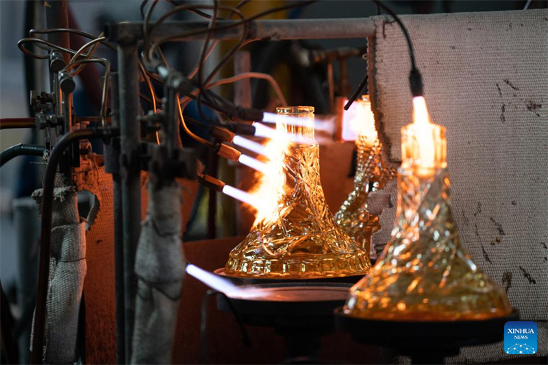 Anhui : Shiliang développe un secteur de production distinctif de narguilés avec son patrimoine du verre d'art