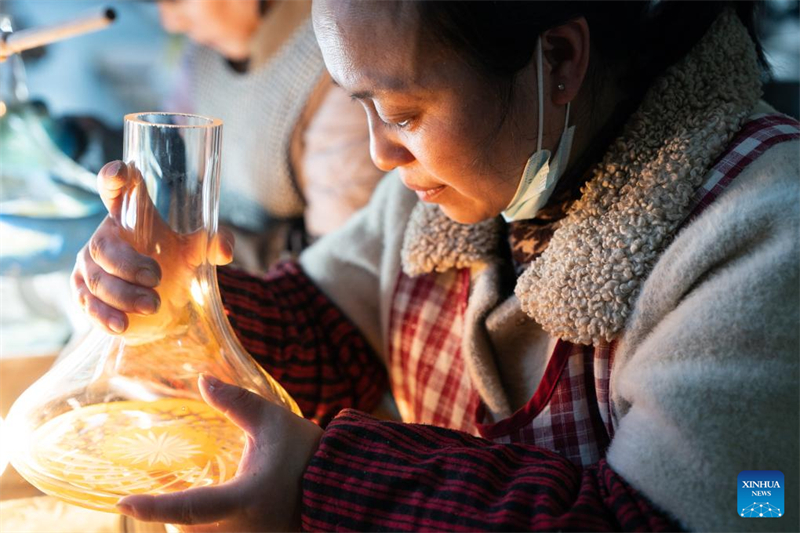 Anhui : Shiliang développe un secteur de production distinctif de narguilés avec son patrimoine du verre d'art