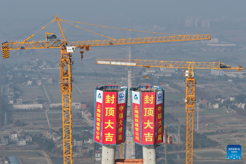 Zhejiang : la tour principale du pont du canal de navigation du nord est terminée