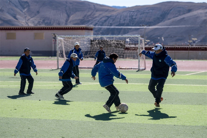 Des élèves jouent au football dans un collège du comté de Dingri, dans la région autonome du Xizang (sud-ouest de la Chine), le 12 décembre 2025. (Weng Qiyu / Le Quotidien du Peuple en ligne)