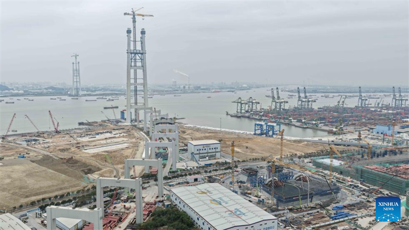 Guangdong : les tours principales du grand pont de Shiziyang dépassent 300 mètres