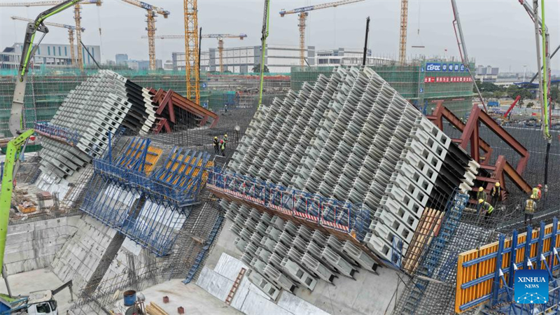 Guangdong : les tours principales du grand pont de Shiziyang dépassent 300 mètres