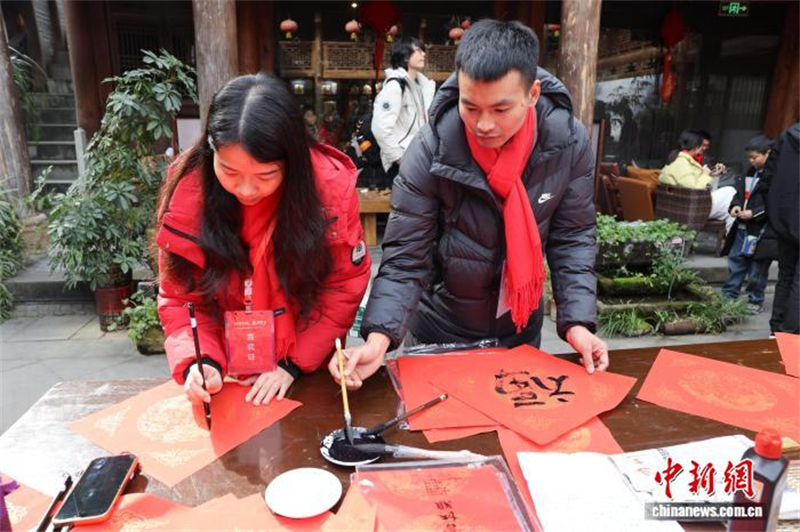 Sichuan : les étudiants étrangers découvrent la culture de la Fête du Printemps à Langzhong