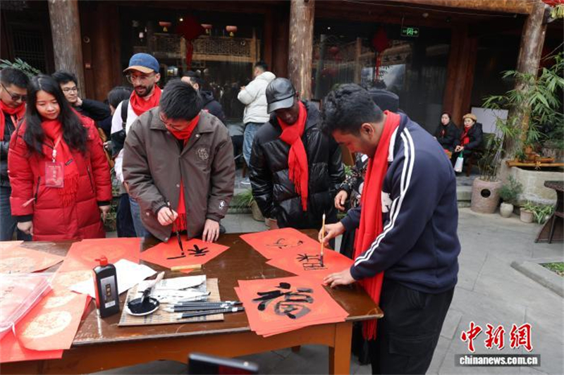 Sichuan : les étudiants étrangers découvrent la culture de la Fête du Printemps à Langzhong