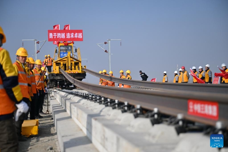 Hebei : début des travaux de pose des voies du chemin de fer à grande vitesse Xiong'an-Xinzhou
