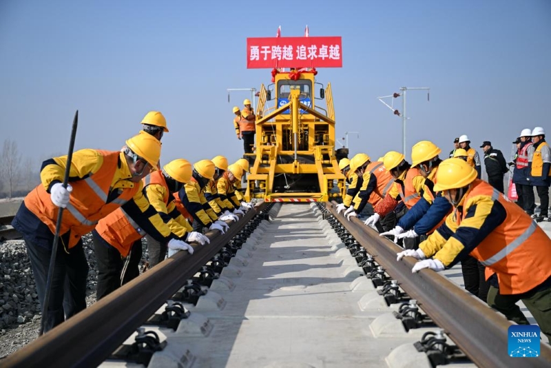 Hebei : début des travaux de pose des voies du chemin de fer à grande vitesse Xiong'an-Xinzhou