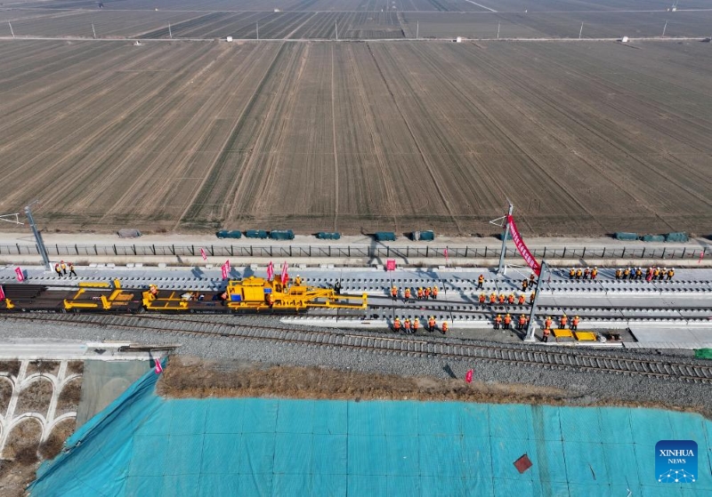 Hebei : début des travaux de pose des voies du chemin de fer à grande vitesse Xiong'an-Xinzhou
