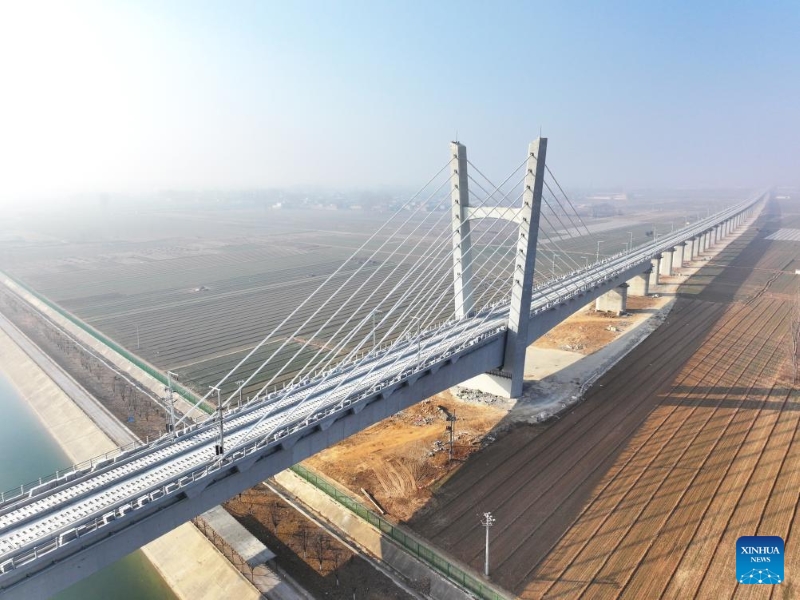 Hebei : début des travaux de pose des voies du chemin de fer à grande vitesse Xiong'an-Xinzhou