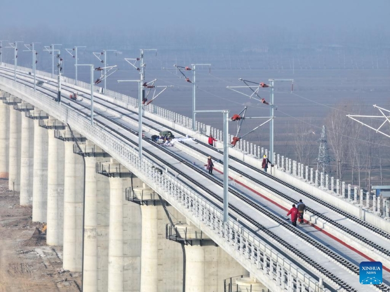 Hebei : début des travaux de pose des voies du chemin de fer à grande vitesse Xiong'an-Xinzhou