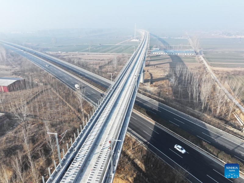 Hebei : début des travaux de pose des voies du chemin de fer à grande vitesse Xiong'an-Xinzhou