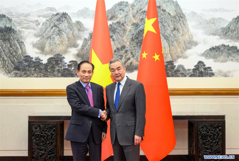 Le ministre chinois des Affaires étrangères rencontre un envoyé spécial du secrétaire général du Comité central du Parti communiste vietnamien