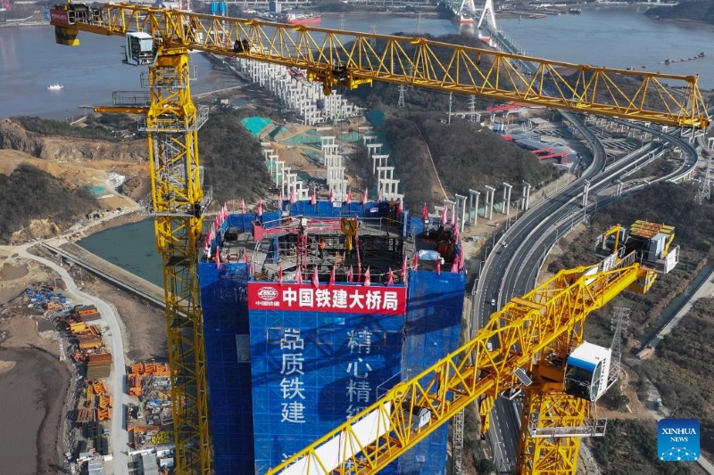 Zhejiang : la tour principale n° 6 du pont autoroutier-ferroviaire Taoyaomen à Zhoushan est achevée