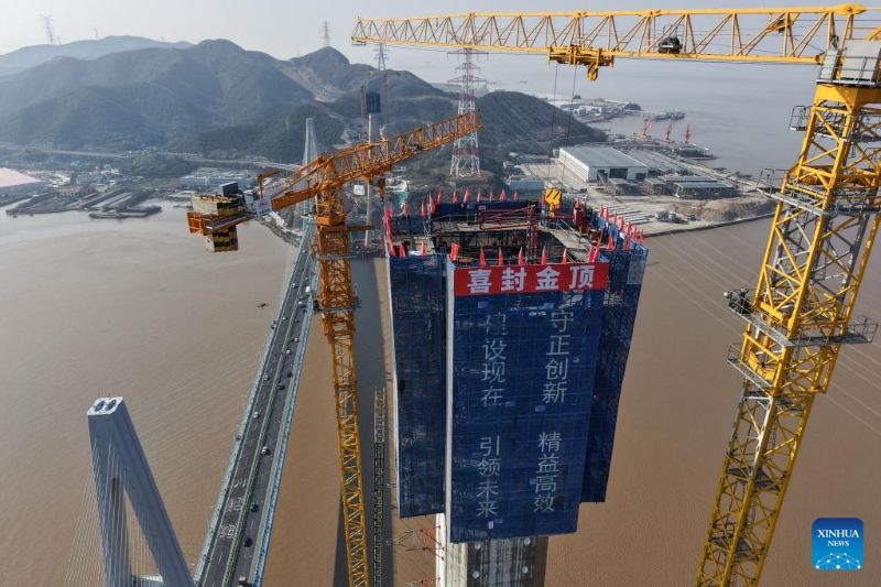 Zhejiang : la tour principale n° 6 du pont autoroutier-ferroviaire Taoyaomen à Zhoushan est achevée