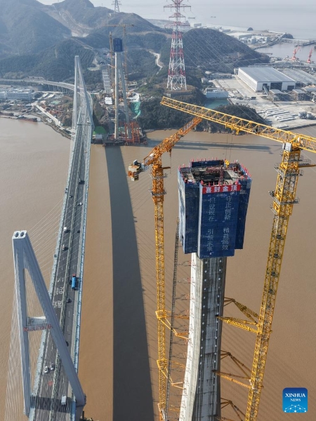 Zhejiang : la tour principale n° 6 du pont autoroutier-ferroviaire Taoyaomen à Zhoushan est achevée