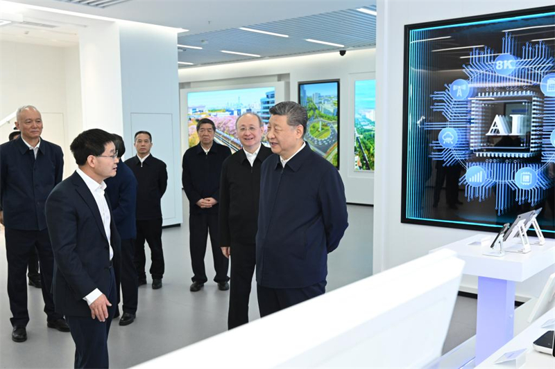 Xi Jinping visite un parc d'innovation en technologies de l'information à Beijing