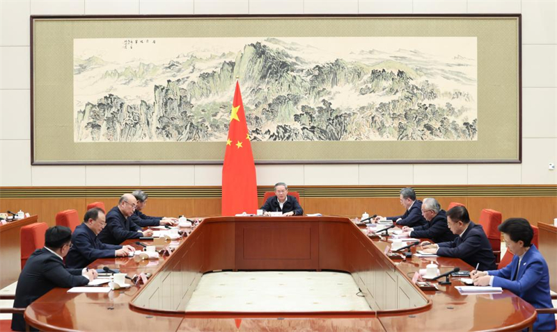 Le Premier ministre chinois appelle à promouvoir globalement l'innovation et l'application de l'IA