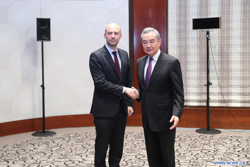 Le MAE chinois exhorte la Chine et la France à travailler ensemble pour empêcher le monde de retomber dans la 