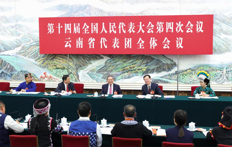 Des dirigeants chinois assistent à des délibérations de la session législative annuelle