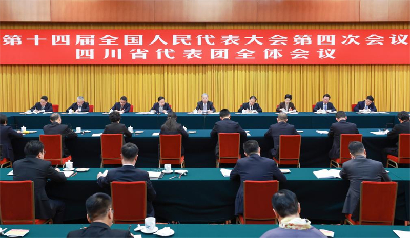 Des dirigeants chinois assistent à des délibérations de la session législative annuelle