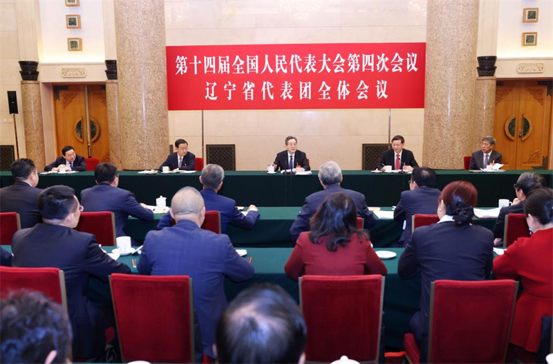 Des dirigeants chinois assistent à des délibérations de la session législative annuelle