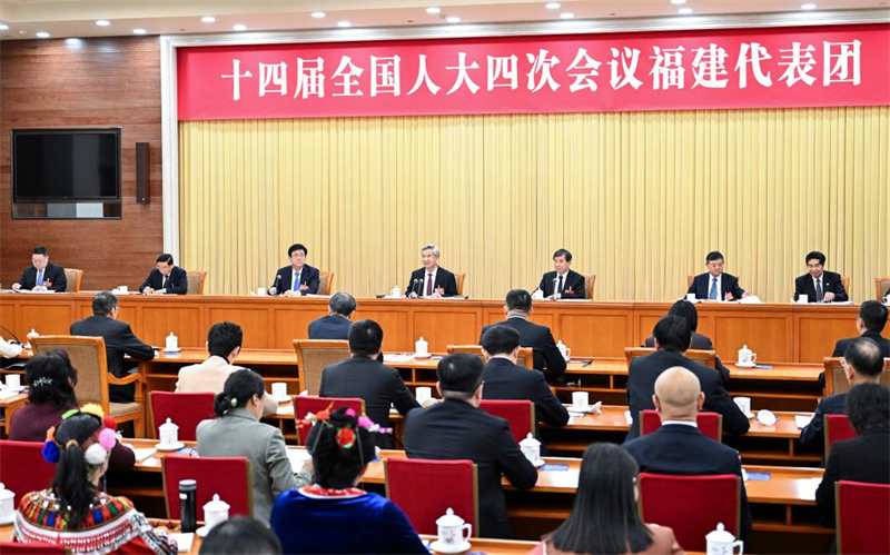 Des dirigeants chinois assistent à des délibérations de la session législative annuelle