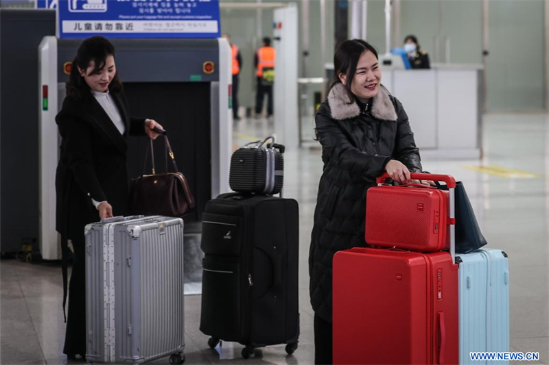 Un train international de passagers reliant la Chine à la RPDC arrive à Pyongyang
