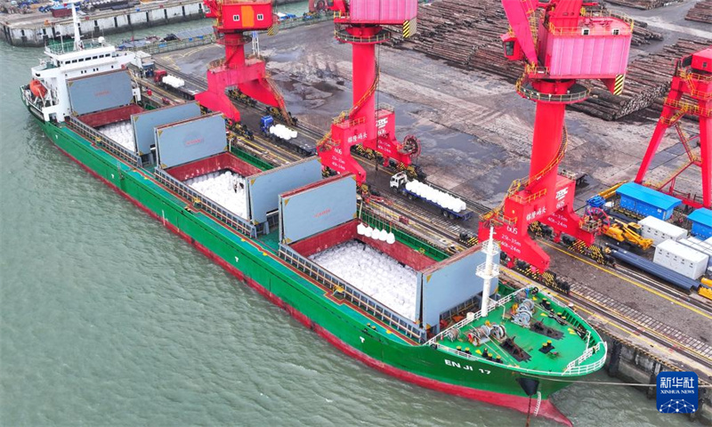 Jiangsu: déchargement d'engrais pour préparer les semailles