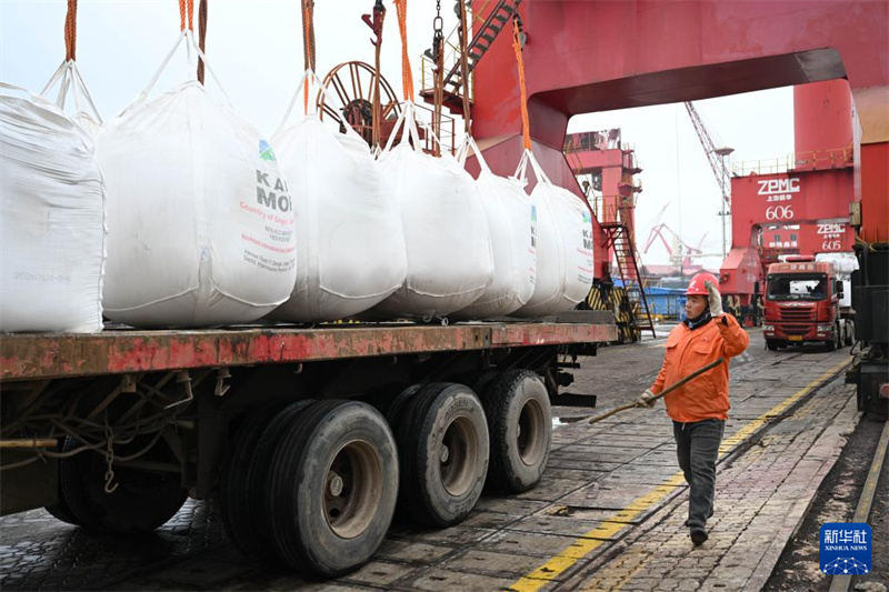 Jiangsu: déchargement d'engrais pour préparer les semailles