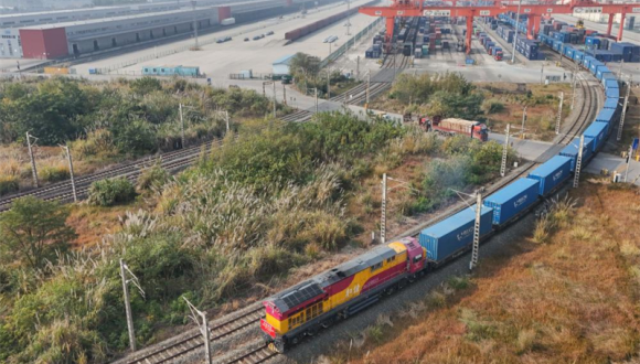 Les entreprises étrangères restent confiantes dans la croissance de la Chine dans le cadre du 15e Plan quinquennal                    Au cours de la période du 14e Plan quinquennal (2021-2025), le PIB de la Chine a franchi des seuils successifs, dépassant 110 000 milliards de yuans (environ 15 800 milliards de dollars), 120 000 milliards de yuans, 130 000 milliards de yuans et 140 000 milliards de yuans,...