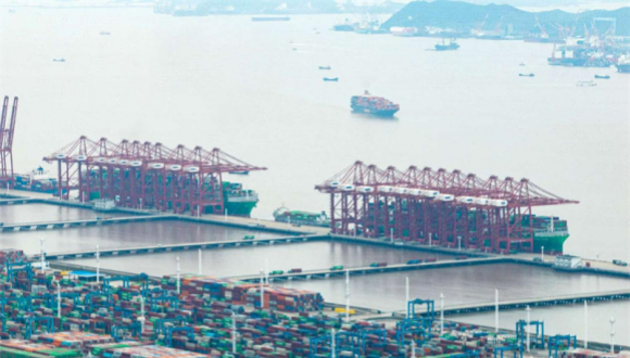 24 heures dans la vie de l'économie chinoise                    Scène 1 - 5 heures du matin, le port de Ningbo-Zhoushan se réveille avec la brise marine. « Opération de chargement du navire, commencez ! » Alors que l'aube se lève, le chef de l'équipe opérationnelle a donné l'ordre, et la machine à roue à godets géante a « découpé » le tas de minerai comme un bras d'acier géant. 