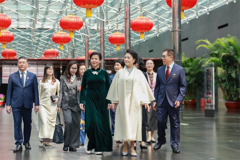 Peng Liyuan et la première dame du Vietnam visitent le Centre national des arts du spectacle de Chine