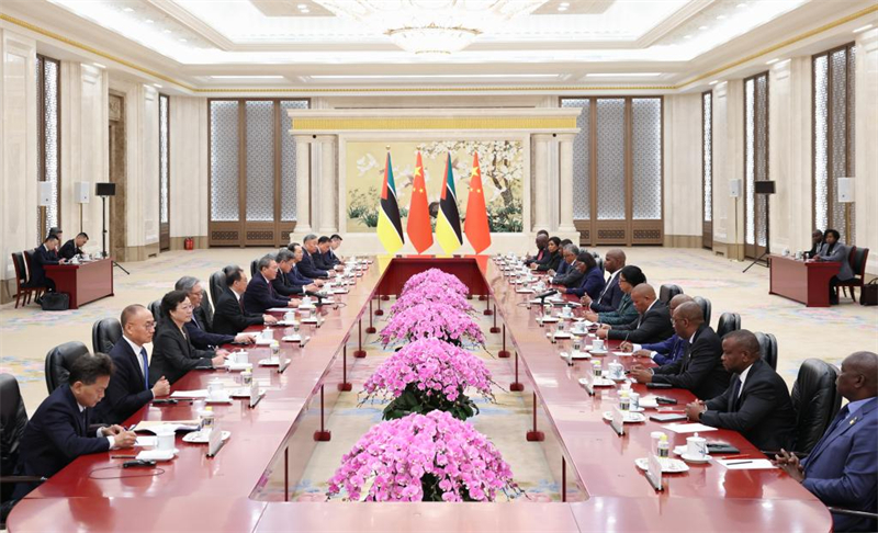 Le Premier ministre chinois rencontre le président mozambicain