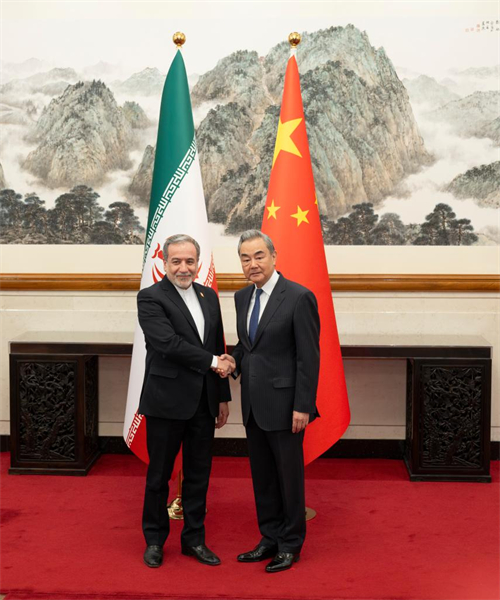 La Chine appelle à un cessez-le-feu immédiat et total, s'oppose à une reprise des hostilités et souligne la priorité des négociations sur la situation iranienne